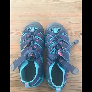 Keens Newport H2 Big Girls water sandals   Sz 4
